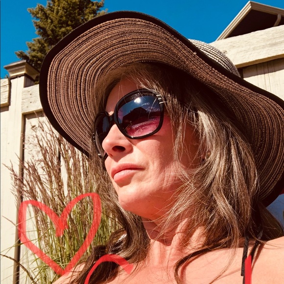 Meet your Posher, Carla - Picture 3 of 3